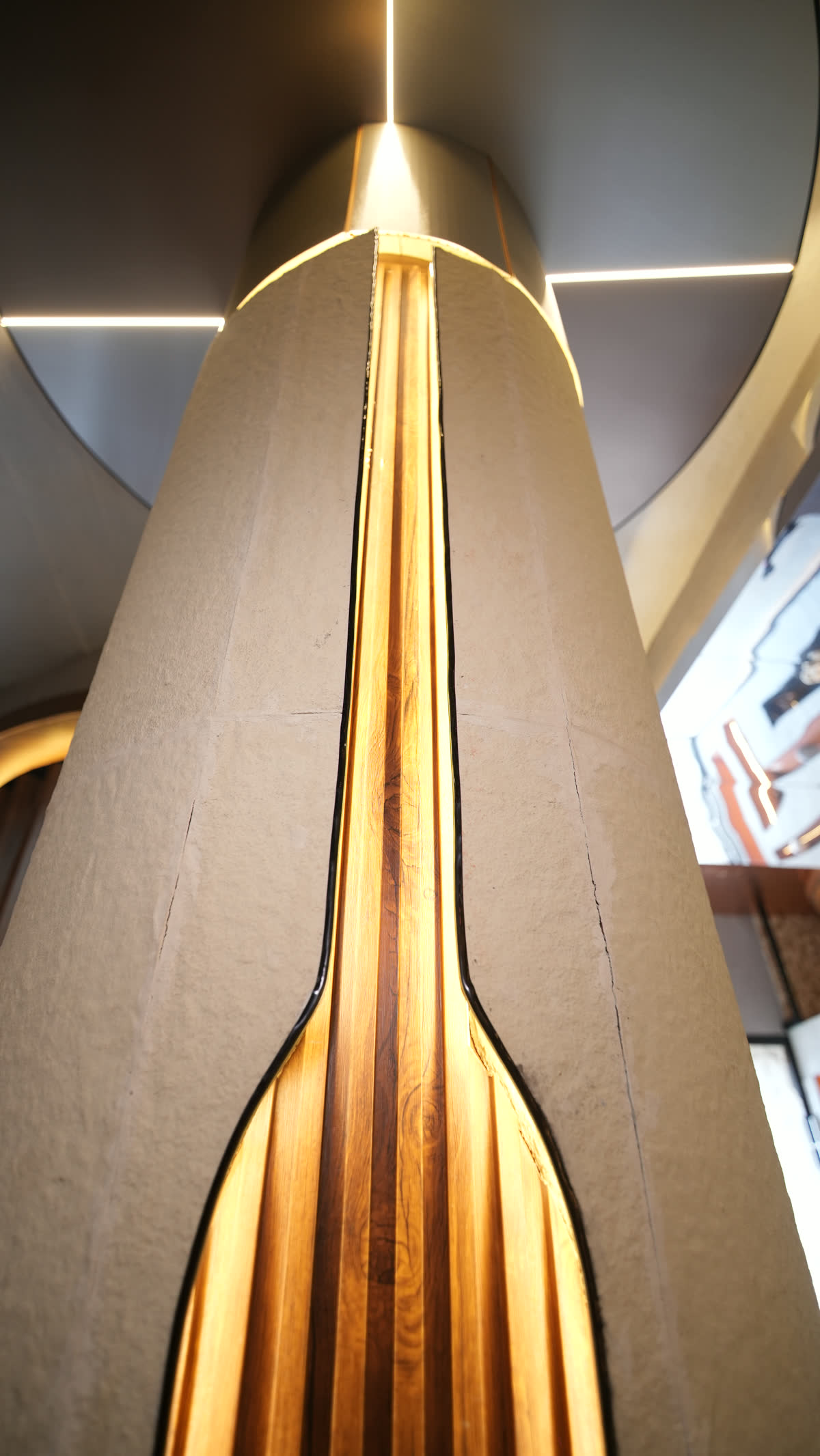 Columna forrada con luz lineal integrada