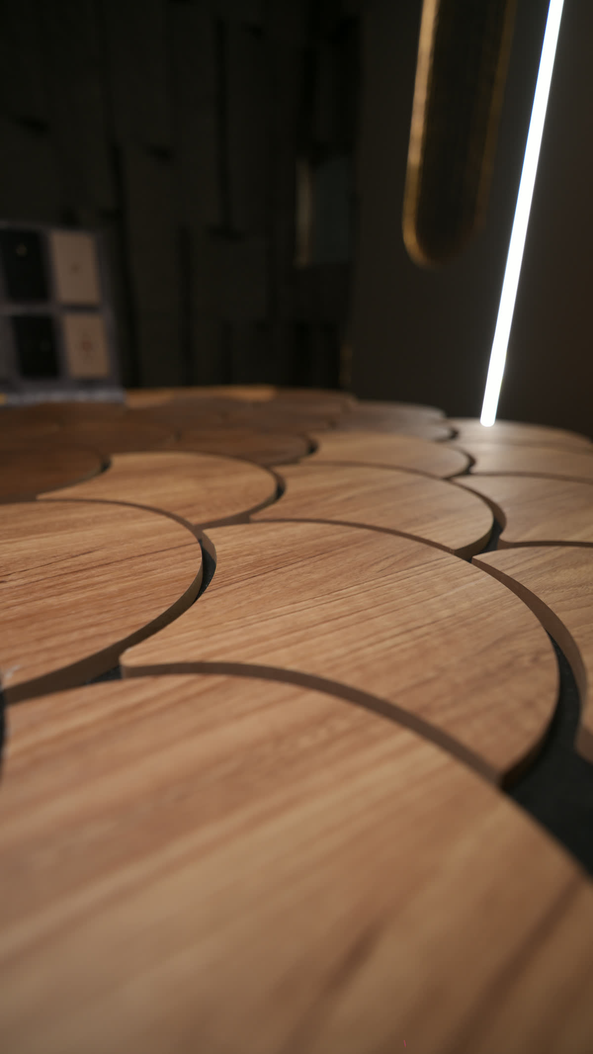 Piso de madera con incrustación curva