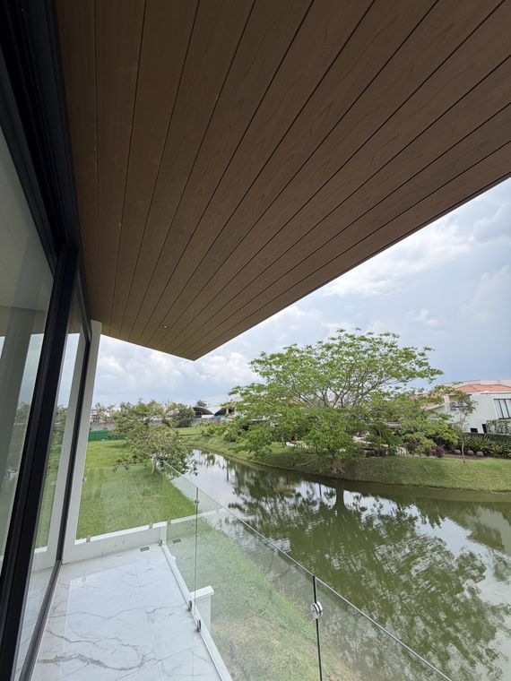 Residencia frente al lago · Recámara, vestidor y terraza